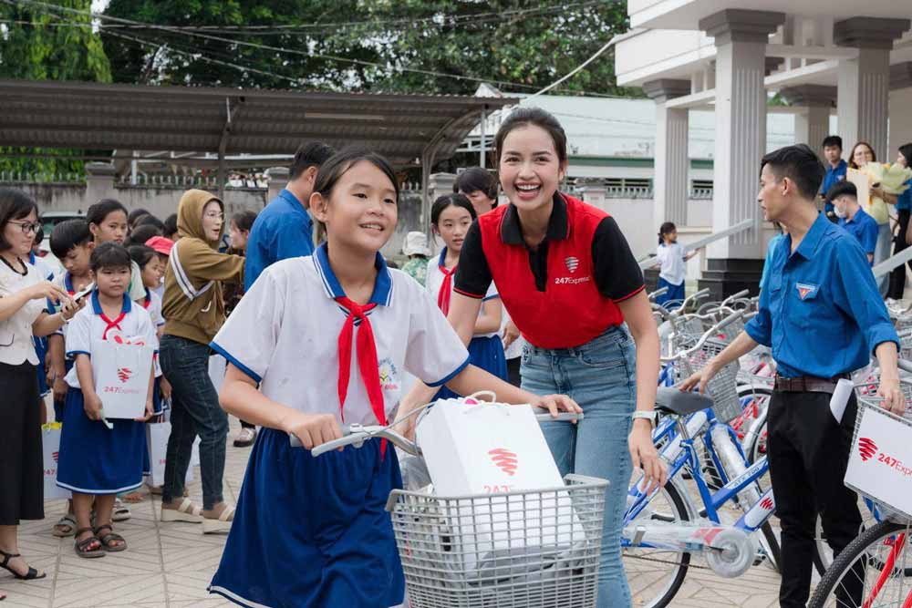 trao tặng xe đạp từ thiện