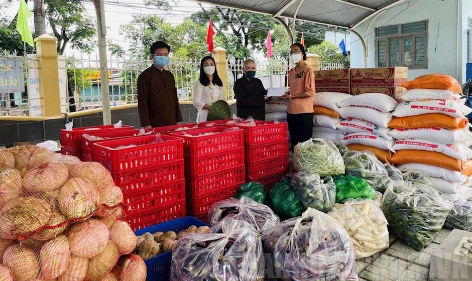 chọn nhu yếu phẩm đi từ thiện