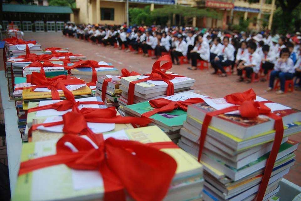 Tặng đồ dùng học tập từ thiện trẻ em